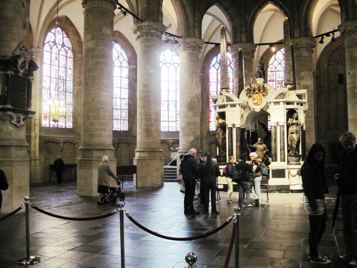 5- Delft- Interno della chiesa e in fondo il Mausoleo di Guglielmo De Orange